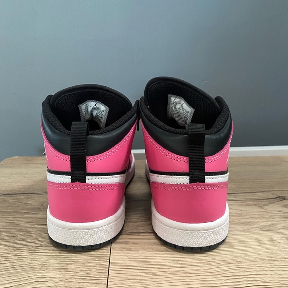 Hot pink Jordan 4 slightly worn in great condition - Picture 6 of 6